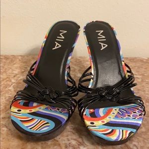 Mia, Size 6, Black with double knot in front.